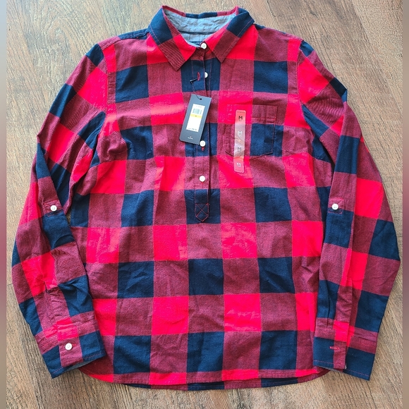 NWT Tommy Hilfiger Top Size Medium - Picture 1 of 3